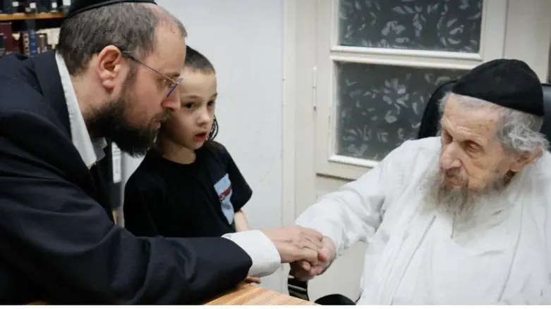 ישראל כהן עם בנו אצל הרב לנדו