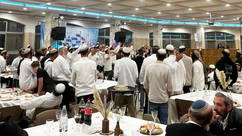 ההמונים בחתונה