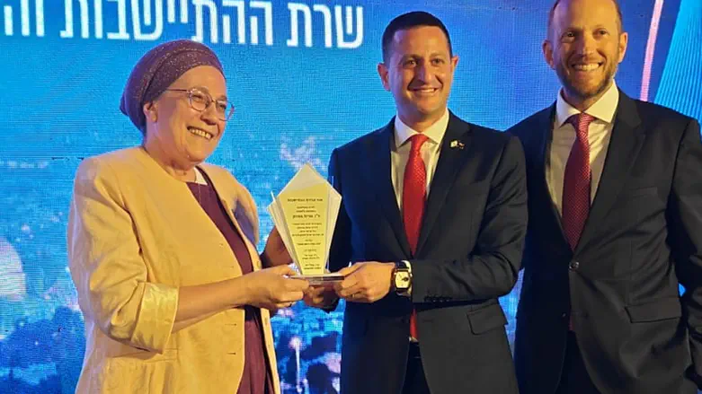 הענקת האות לסטרוק