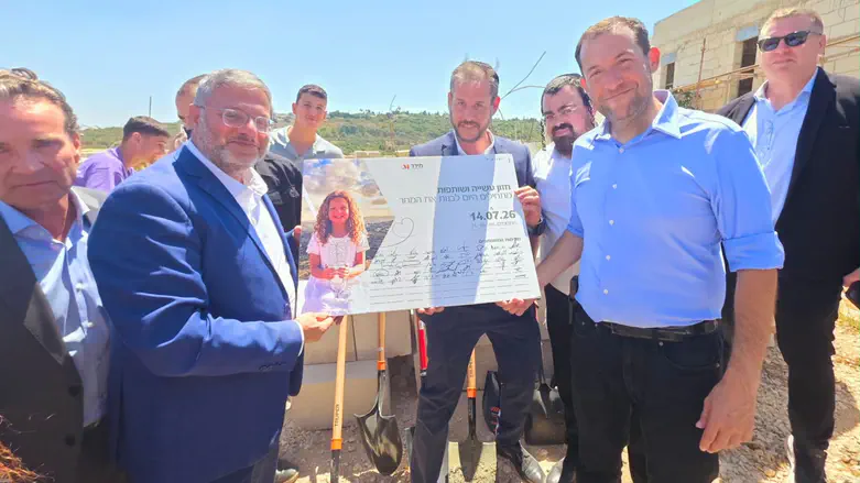 במעמד הנחת אבן הפינה