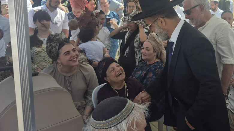 הרבנית זרביב עם בנה