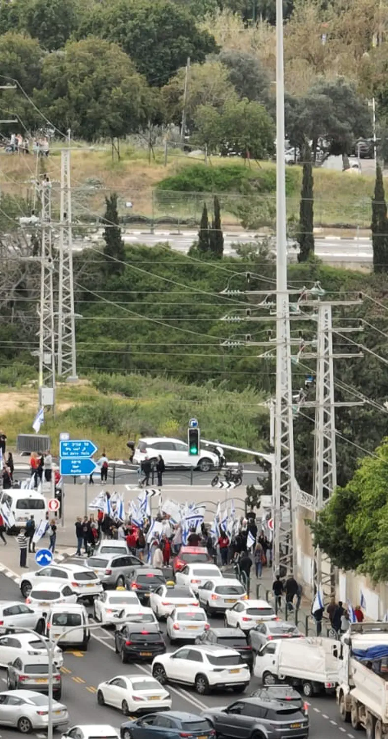 Les manifestants bloquent l'intersection de Kfar Hiruq