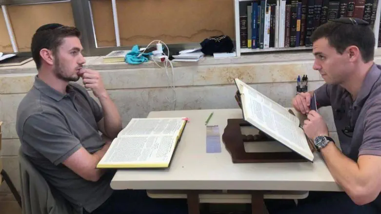 דוד שורץ ויקיר הכסטר ז"ל בלימוד משותף בישיבה