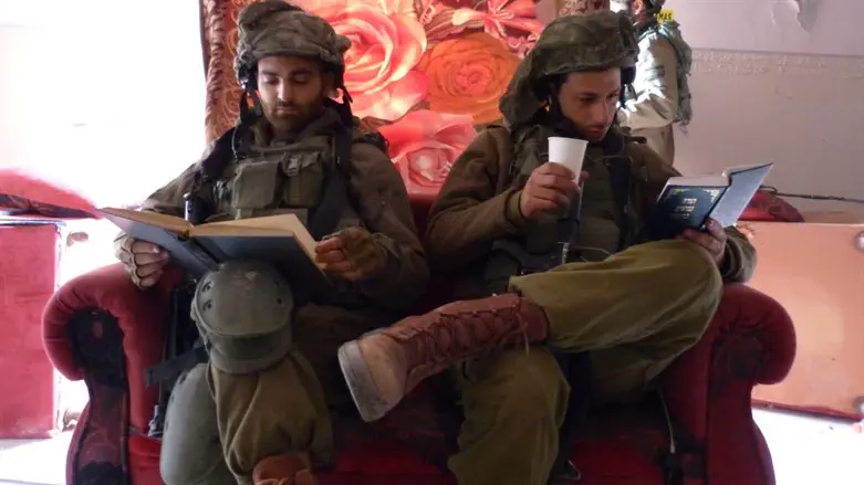 ברק פוקס (מימין עם כוס קפה) לומד תנ"ך בעזה