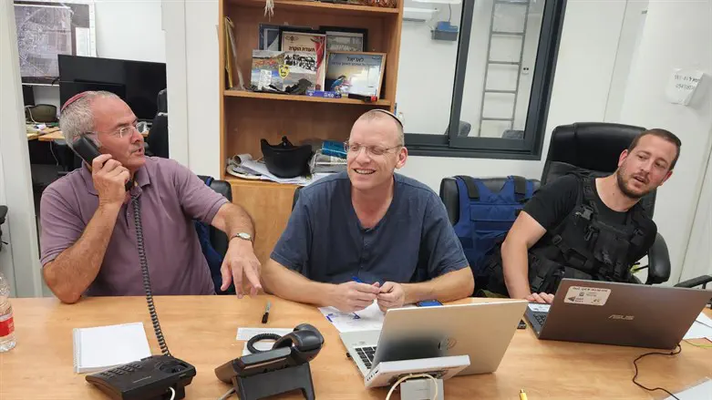 לנדאו (ראשון משמאל) בחמ"ל הקיבוץ.