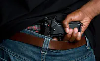 פעוט תועד עם אקדח - שני חשודים נעצרו