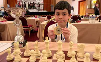 בן 8 מישראל זכה באליפות אירופה לשחמט