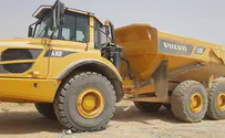 תיעוד: בן 13 נוהג במשאית להובלת עפר בנגב