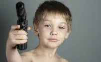 בטיטול ואקדח: פעוט בן שנתיים נופף באקדח