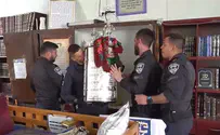 שוטרים שהגיעו להרוס ביכ"נ נשקו ספרי תורה