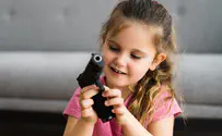 בת 3 נטלה אקדח וירתה למוות באחותה בת ה-4