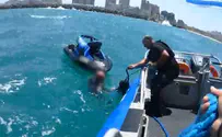 תיעוד: שוטרים חילצו רוכב אופנוע ים שנסחף