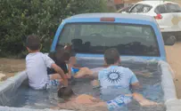 ילדים שחו בבריכה בתא מטען בזמן נסיעה