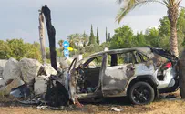 רכב התנגש באנדרטה ועלה באש, הנהג נפצע קשה