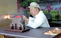 קים ג'ונג און ביקר במפעל נשק וירה ברובה