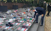 מיצג נעליים לצד תמונות החטופים מול האו"ם