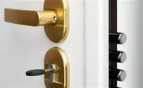 איך מגנים על דלתות הבית הכי טוב?