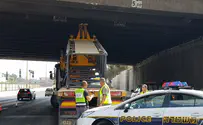 נגמר בנס: משאית עם מנוף התנגשה בגשר
