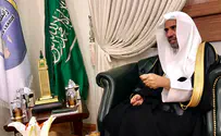 צפו: איש דת סעודי בתפילה לזכר הנספים