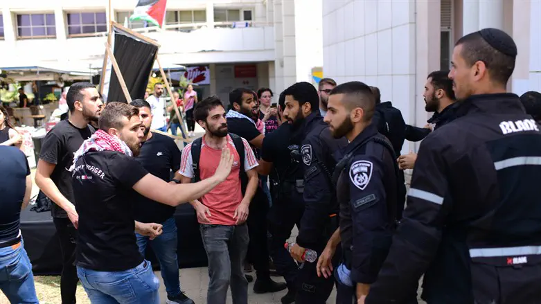 סטודנטים ערבים מפגינים באוניברסיטת תל אביב