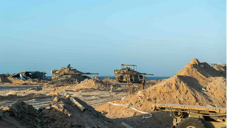 טנקים ישראלים על חוף ימה של עזה