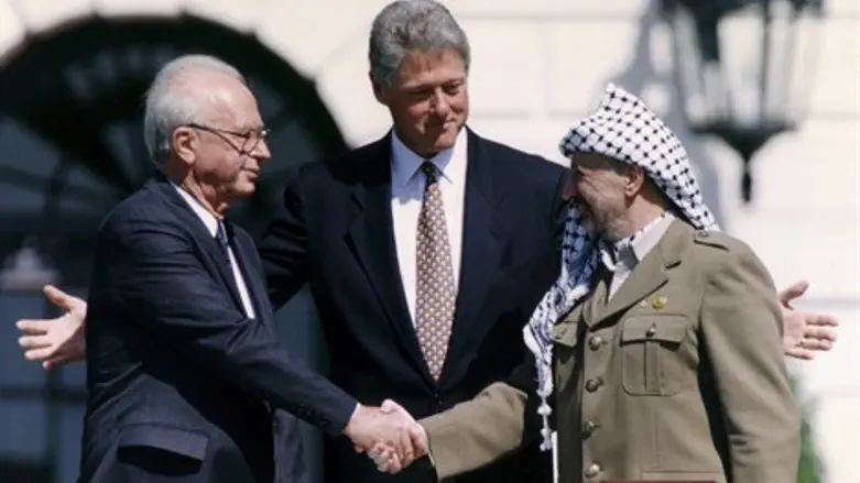 Yitzchak Rabin and Yasser Arafat shake hands 